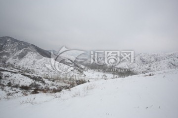 山区雪景