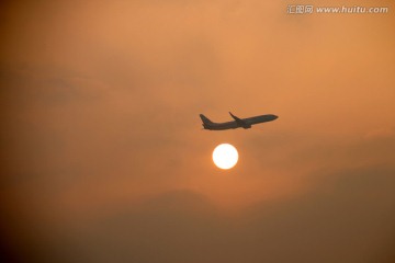 夕阳红下的飞机