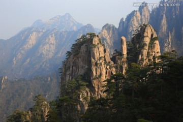 黄山石峰矗立