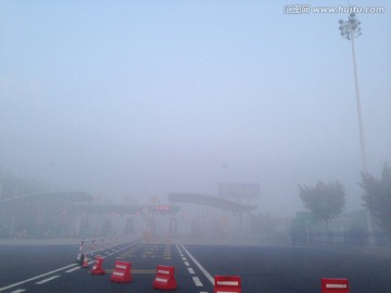 大雾 高速公路 早晨 交通安全