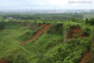 塌陷的古长城