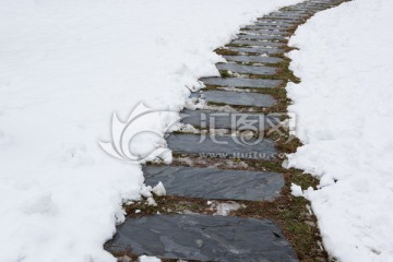 雪地上的石板路