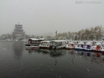 风雪中的公园