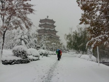 风雪中的古塔