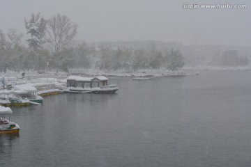 风雪中的水面