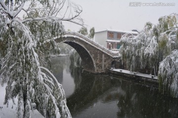 风雪中的拱桥