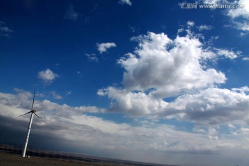 新疆风力发电 风能站 蓝天白云