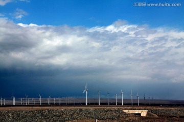 戈壁滩风力发电 蓝天白云 风能