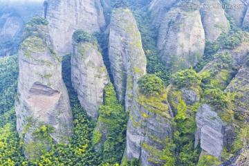 小武当山的悬崖峭壁