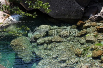 山间碧水