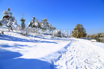 蓝天雪景