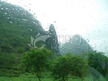 雨中山林