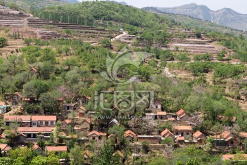 春天的小山村