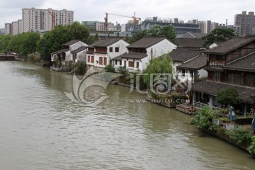 京杭大运河畔