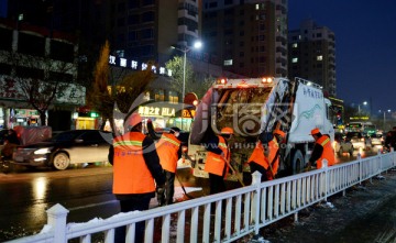 清扫积雪 城市环卫工