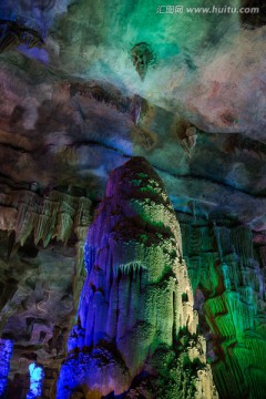 泰山地下大裂谷石柱