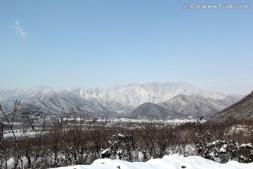 雪山下的山庄