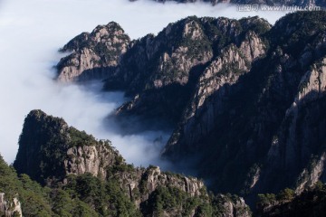 黄山 山峦起伏 云海苍茫