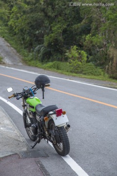 山路边停靠的摩托车
