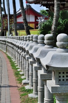 海南南山寺寺庙门前的灯柱