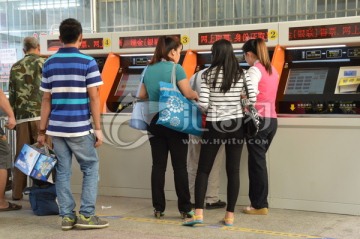 售票机前排队买车票的乘客