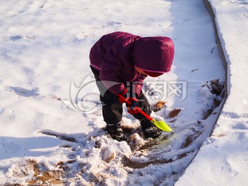 铲雪的孩子 雪