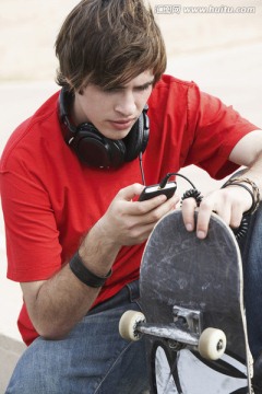 年轻的滑板使用MP3