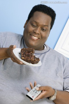 肥胖男人吃巧克力