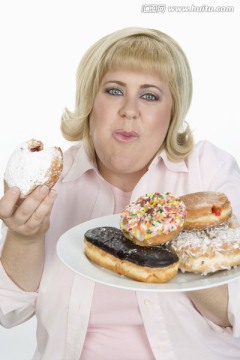吃甜甜圈的肥胖女性