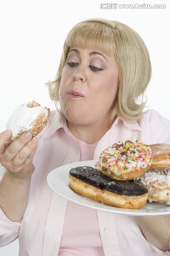 吃甜甜圈的肥胖女性