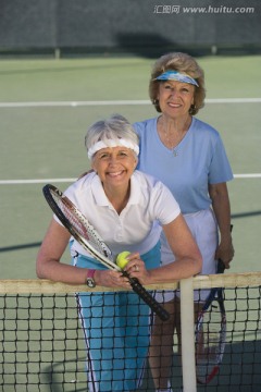 女子网球选手在球场上