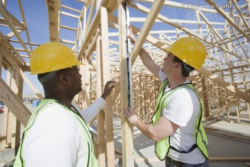 建筑工人测量建筑框