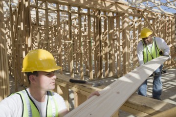 建筑工人测量木板