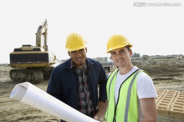 拿着图纸的建筑工人