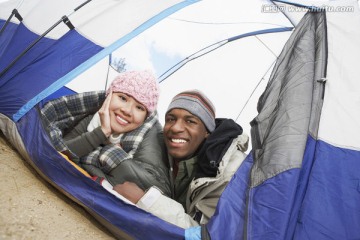 躺在帐篷里的年轻夫妇