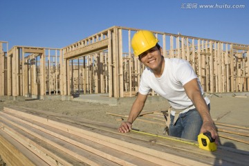建筑工人测量木板
