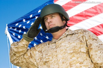 士兵敬礼美国国旗