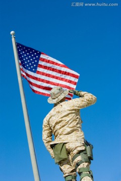 士兵向美国国旗敬礼