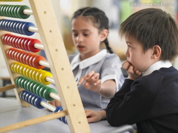 学习算盘的小学生