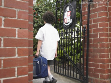 小学生步行通过学校门