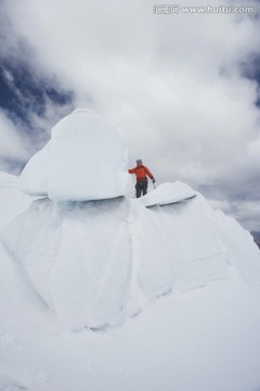 旅行者站在冰山顶端