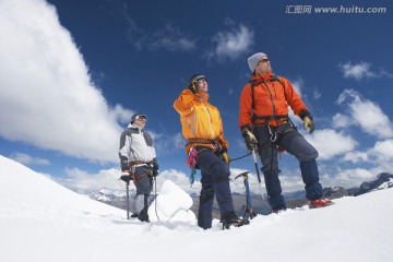 三个登山者在雪山上