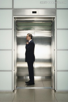 电梯中的商务人士