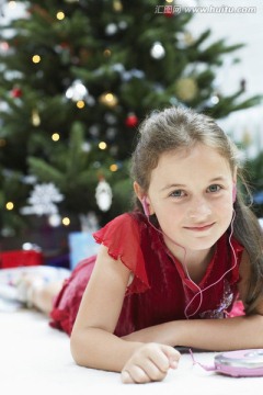 圣诞树下的小女孩