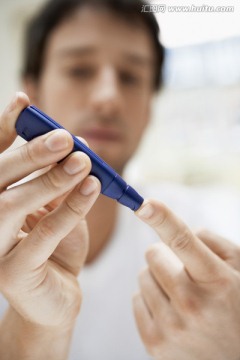 男人测量血糖