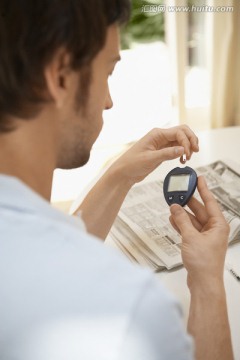 男人测量血糖