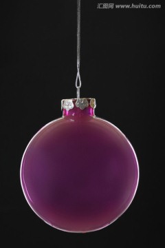 紫色的圣诞玩具特写