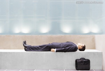 商人躺在水泥板凳上