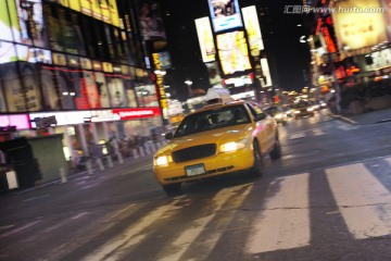 夜间黄色出租车