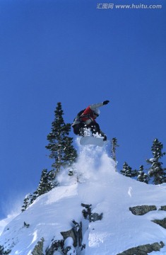 滑雪者从山壁上跳跃